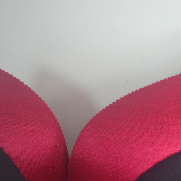 超聲波壓花邊機故障修護之機構部組篇超聲波壓花邊機機構部組之故障排除與注意事項 超聲波壓花邊機乃是利用振動子所發(fā)射之超聲波能量，借由焊頭（HORN）與花輪（ROLLER）兩者這接觸摩擦，再由上下、壓輪將